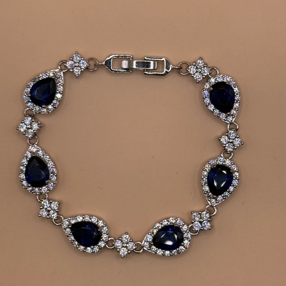 None Jewelry - Chic Teardrop Bracelet with Blue and Silver Accents